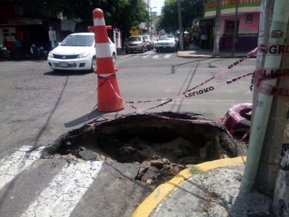 Se registró un hundimiento en las calles de Bravo y Esteban Morales. En la ciudad de Veracruz, el hoyanco, provocado por el reblandecimiento del terreno, representa un riesgo para transeúntes y vehículos que circulas por el lugar.