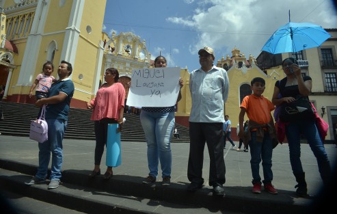 Integrantes del Movimiento de Unidad Popular se manifestaron en plaza Lerdo para exigirle al gobernador Miguel Angel Yunes Linares que pida licencia y deje el puesto de gobernador. 