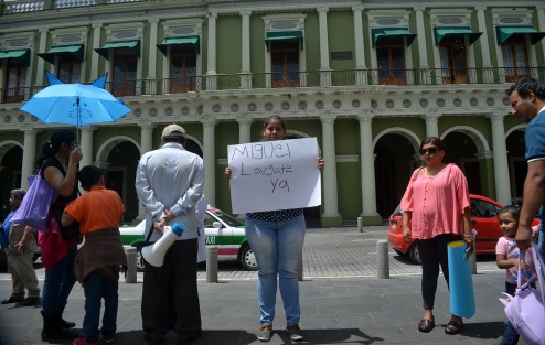 Integrantes del Movimiento de Unidad Popular se manifestaron en plaza Lerdo para exigirle al gobernador Miguel Angel Yunes Linares que pida licencia y deje el puesto de gobernador. 