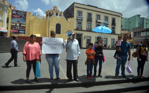Integrantes del Movimiento de Unidad Popular se manifestaron en plaza Lerdo para exigirle al gobernador Miguel Angel Yunes Linares que pida licencia y deje el puesto de gobernador. 