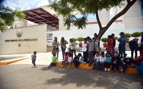 Niños y padres de familia de varias colonias de Perote se quejaron de la empresa Reciclados del Altiplano, por contaminar el aire con los desechos que arrojan al ambiente.