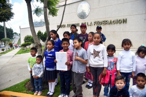 Niños y padres de familia de varias colonias de Perote se quejaron de la empresa Reciclados del Altiplano, por contaminar el aire con los desechos que arrojan al ambiente. A decir de los padres, dicha empresa se encarga de reciclar aceites de barco y otros productos que al parecer queman y contaminan el aire, el cual afecta el ambiente e incluso ha causado varias enfermedades en los infantes principalmente.