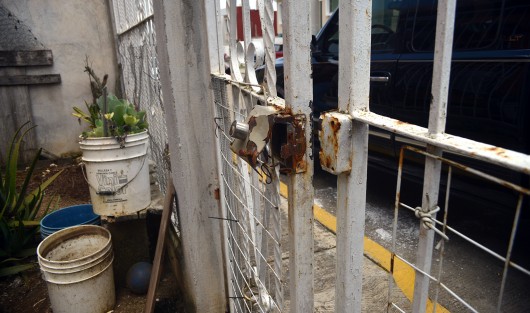 Integrantes de Antorcha Campesina se reagruparon en las casas que esta mañana fueran tratadas de ser desocupadas en el fraccionamiento Villas de Xalapa, el cual se encuentra junto al COBAEV, por parte de autoridades judiciales y de seguridad pública.