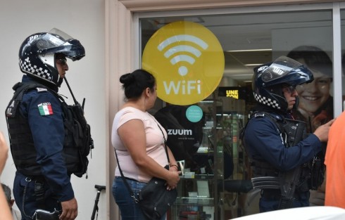 Una mujer de alrededor de 30 años, fue detenida por elementos de la SSP, luego de ser acusada de sustraer mercancía de la tienda Coppel.
