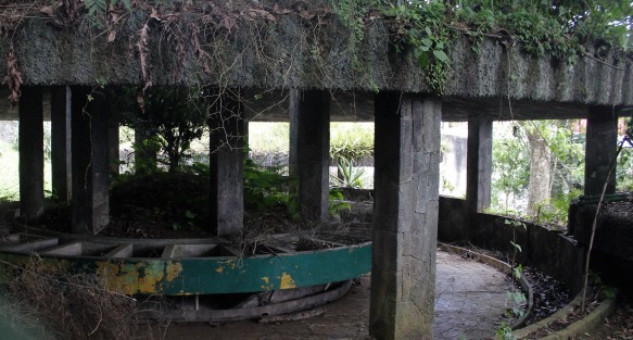 Pese a ser lugares turísticos de la capital veracruzana, el parque ecológico Cerro del Macuiltépetl luce y sus alrededores lucen descuidados y faltos de mantenimiento. 