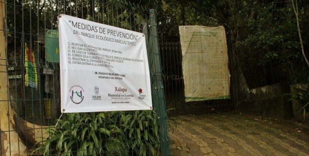 Pese a ser lugares turísticos de la capital veracruzana, el parque ecológico Cerro del Macuiltépetl luce y sus alrededores lucen descuidados y faltos de mantenimiento. 