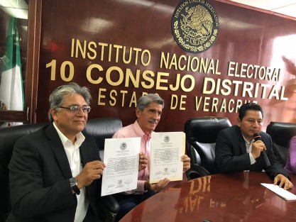 Rafael Hernández Villalpando y Guillermo Fernández Sánchez,recibieron en el consejo distrital de INE la constancia que los acredita como diputados electos por el distrito federal 10 de Xalapa urbano.  