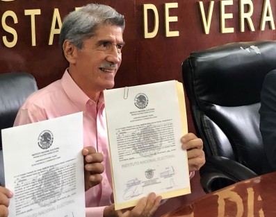 Rafael Hernández Villalpando y Guillermo Fernández Sánchez,recibieron en el consejo distrital de INE la constancia que los acredita como diputados electos por el distrito federal 10 de Xalapa urbano.  