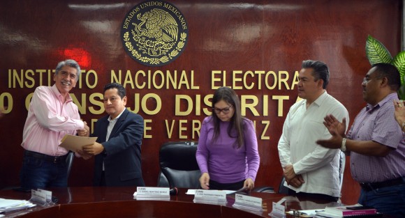 Rafael Hernández Villalpando y Guillermo Fernández Sánchez,recibieron en el consejo distrital del INE la constancia que los acredita como diputados electos por el distrito federal 10 de Xalapa urbano. 