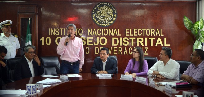 Rafael Hernández Villalpando y Guillermo Fernández Sánchez,recibieron en el consejo distrital del INE la constancia que los acredita como diputados electos por el distrito federal 10 de Xalapa urbano. 