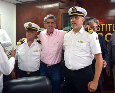 Amigos, familiares, colaboradores e integrantes de la Marina Mercante lo acompañaron y festejaron con él.  