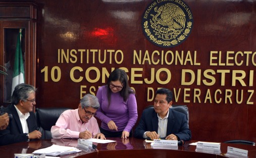 Rafael Hernández Villalpando y Guillermo Fernández Sánchez,recibieron en el consejo distrital del INE la constancia que los acredita como diputados electos por el distrito federal 10 de Xalapa urbano. 