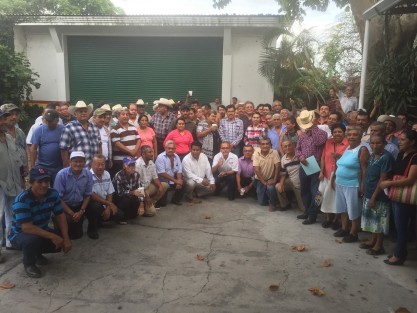 Los diputados electos federal y local, Eleuterio Arrieta Sánchez y Maleno Rosales Torres, sostuvieron una reunión de trabajo con gente de Paso del Macho.