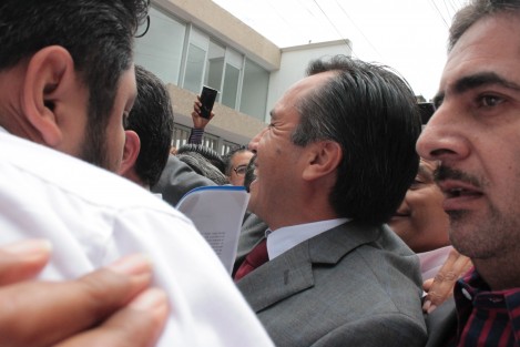 Arropado y apretado por simpatizantes, Cuitláhuac García Jiménez acudió a las oficinas del OPLE para recibir su constancia de mayoría en la elección de Gobernador de Veracruz. 