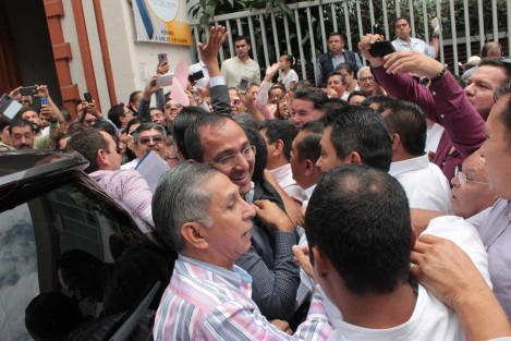 Arropado y apretado por simpatizantes, Cuitláhuac García Jiménez acudió a las oficinas del OPLE para recibir su constancia de mayoría en la elección de Gobernador de Veracruz. 
