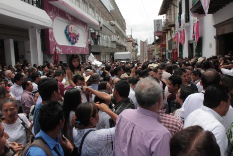 Arropado y apretado por simpatizantes, Cuitláhuac García Jiménez acudió a las oficinas del OPLE para recibir su constancia de mayoría en la elección de Gobernador de Veracruz. 
