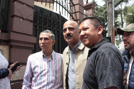 Los senadores electos, Rocío Nahle y Ricardo Ahued, así como diputados locales y federales como Rosalinda Galindo y Rafael Hernández Villalpando, entre otros, acompañaron al próximo Gobernador de Veracruz a recibir su constancia. 