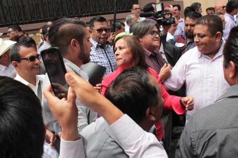 Los senadores electos, Rocío Nahle y Ricardo Ahued, así como diputados locales y federales como Rosalinda Galindo y Rafael Hernández Villalpando, entre otros, acompañaron al próximo Gobernador de Veracruz a recibir su constancia. 
