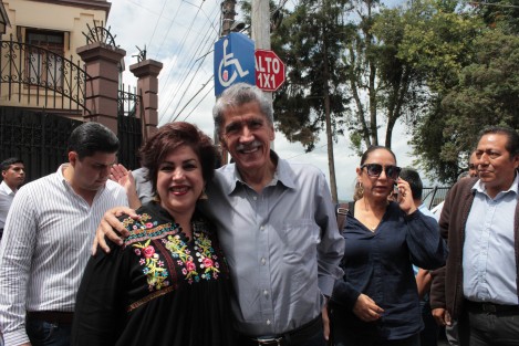 Los senadores electos, Rocío Nahle y Ricardo Ahued, así como diputados locales y federales como Rosalinda Galindo y Rafael Hernández Villalpando, entre otros, acompañaron al próximo Gobernador de Veracruz a recibir su constancia. 