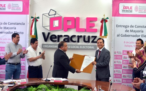 Cuitláhuac García Jiménez recibió su constancia de mayoría relativa que lo acredita como gobernador electo de Veracruz durante la sesión del Consejo General del Organismo Público Local Electoral (OPLE).