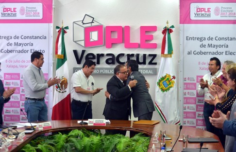 Cuitláhuac García Jiménez recibió su constancia de mayoría relativa que lo acredita como gobernador electo de Veracruz durante la sesión del Consejo General del Organismo Público Local Electoral (OPLE).