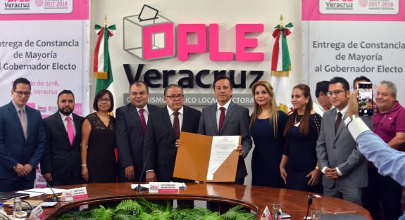 Cuitláhuac García Jiménez recibió su constancia de mayoría relativa que lo acredita como gobernador electo de Veracruz durante la sesión del Consejo General del Organismo Público Local Electoral (OPLE).