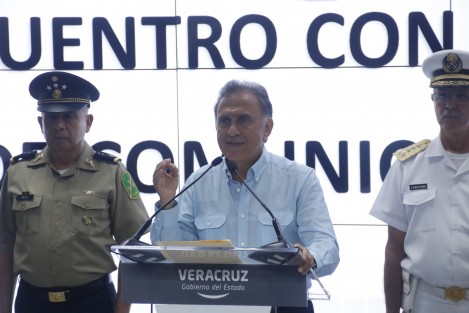 Al ser cuestionado durante la rueda de prensa posterior a la reunión 78 del Grupo de Coordinación Veracruz, sobre la transición del mandato estatal, Yunes Linares respondió que no era un tema de seguridad. 