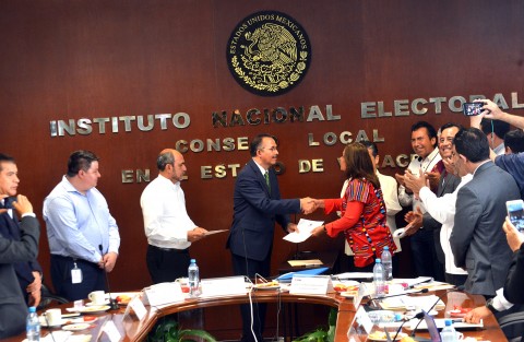 Rocío Nahle y Ricardo Ahued recibieron el acta de mayoría relativa como senadores por la coalición Juntos Haremos Historia; así como sus suplentes Gloria Sánchez Hernández y Ernesto Pérez Astorga. Los acompañó el gobernador electo, Cuitláhuac García Jiménez. 
