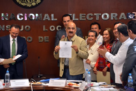 Rocío Nahle y Ricardo Ahued recibieron el acta de mayoría relativa como senadores por la coalición Juntos Haremos Historia; así como sus suplentes Gloria Sánchez Hernández y Ernesto Pérez Astorga. Los acompañó el gobernador electo, Cuitláhuac García Jiménez. 