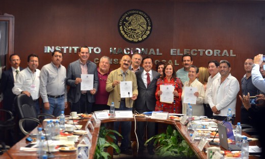 Rocío Nahle y Ricardo Ahued recibieron el acta de mayoría relativa como senadores por la coalición Juntos Haremos Historia; así como sus suplentes Gloria Sánchez Hernández y Ernesto Pérez Astorga. Los acompañó el gobernador electo, Cuitláhuac García Jiménez. 