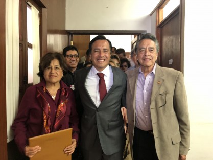 Cuitláhuac García Jiménez, gobernador electo de Veracruz, acudió a recibir su constancia de mayoría, acompañado por sus padres.  