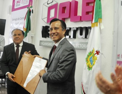 Cuitláhuac García Jiménez recibió su constancia de mayoría relativa que lo acredita como gobernador electo de Veracruz durante la sesión del Consejo General del Organismo Público Local Electoral (OPLE).  