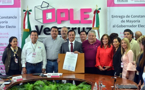 Cuitláhuac García Jiménez recibió su constancia de mayoría relativa que lo acredita como gobernador electo de Veracruz durante la sesión del Consejo General del Organismo Público Local Electoral (OPLE).