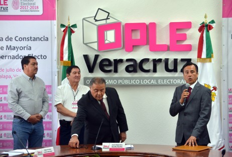 Cuitláhuac García Jiménez recibió su constancia de mayoría relativa que lo acredita como gobernador electo de Veracruz durante la sesión del Consejo General del Organismo Público Local Electoral (OPLE).