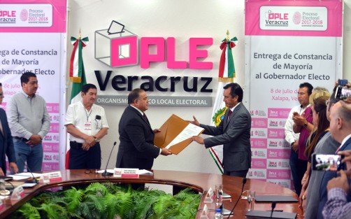 Cuitláhuac García Jiménez recibió su constancia de mayoría relativa que lo acredita como gobernador electo de Veracruz durante la sesión del Consejo General del Organismo Público Local Electoral (OPLE).