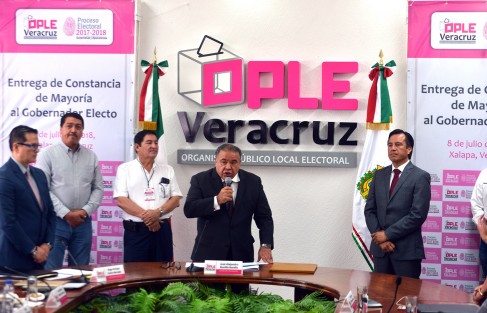 Cuitláhuac García Jiménez recibió su constancia de mayoría relativa que lo acredita como gobernador electo de Veracruz durante la sesión del Consejo General del Organismo Público Local Electoral (OPLE).