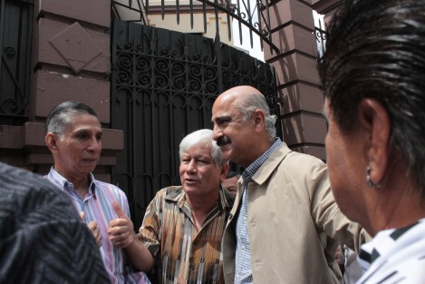 Los senadores electos, Rocío Nahle y Ricardo Ahued, así como diputados locales y federales como Rosalinda Galindo y Rafael Hernández Villalpando, entre otros, acompañaron al próximo Gobernador de Veracruz a recibir su constancia. 