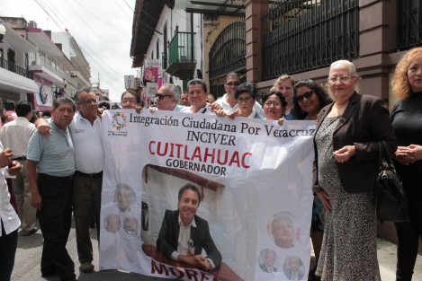 Los senadores electos, Rocío Nahle y Ricardo Ahued, así como diputados locales y federales como Rosalinda Galindo y Rafael Hernández Villalpando, entre otros, acompañaron al próximo Gobernador de Veracruz a recibir su constancia. 