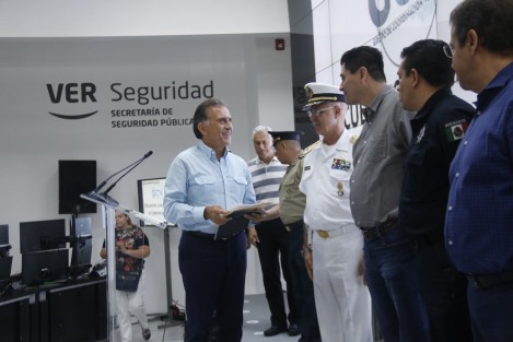 El gobernador de Veracruz, Miguel Ángel Yunes Linares, presidió la 78 reunión del Grupo de Coordinación Veracruz. Durante su intervención, aseguró que han bajado los índices delictivos. Al ser cuestionado durante la rueda de prensa posterior a la reunión 78 del Grupo de Coordinación Veracruz, sobre la transición del mandato estatal, Yunes Linares respondió que no era un tema de seguridad. 