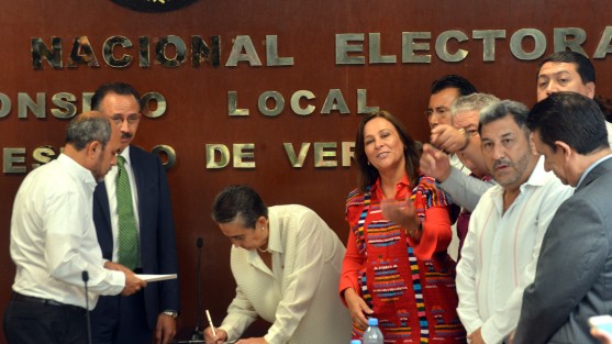 Rocío Nahle y Ricardo Ahued recibieron el acta de mayoría relativa como senadores por la coalición Juntos Haremos Historia; así como sus suplentes Gloria Sánchez Hernández y Ernesto Pérez Astorga. Los acompañó el gobernador electo, Cuitláhuac García Jiménez. 