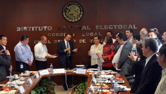 Rocío Nahle y Ricardo Ahued recibieron el acta de mayoría relativa como senadores por la coalición Juntos Haremos Historia; así como sus suplentes Gloria Sánchez Hernández y Ernesto Pérez Astorga. Los acompañó el gobernador electo, Cuitláhuac García Jiménez. 