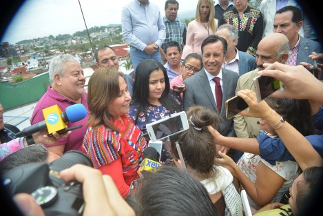 Rocío Nahle y Ricardo Ahued recibieron el acta de mayoría relativa como senadores por la coalición Juntos Haremos Historia; así como sus suplentes Gloria Sánchez Hernández y Ernesto Pérez Astorga. Los acompañó el gobernador electo, Cuitláhuac García Jiménez. 