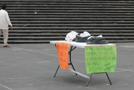 Jóvenes instalaron una mesa en Plaza Lerdo para regalar tortas, solicitando la cooperación de los transeúntes no necesitados, para poder regalar más. 