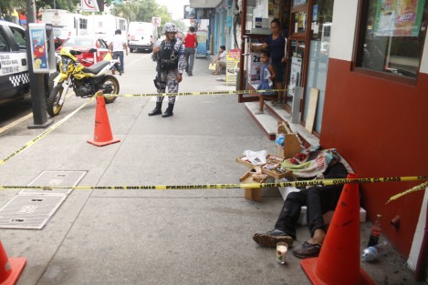 En la ciudad de Veracruz, una persona en situación de calle, murió esta mañana en la avenida Díaz Mirón entre Abasolo y Cañonero Tampico. La policía naval a acordonó la zona y esperaron el arribo de servicios periciales para el levantamiento del cadáver. 