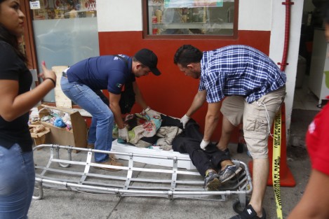 En la ciudad de Veracruz, una persona en situación de calle, murió esta mañana en la avenida Díaz Mirón entre Abasolo y Cañonero Tampico. La policía naval a acordonó la zona y esperaron el arribo de servicios periciales para el levantamiento del cadáver. 