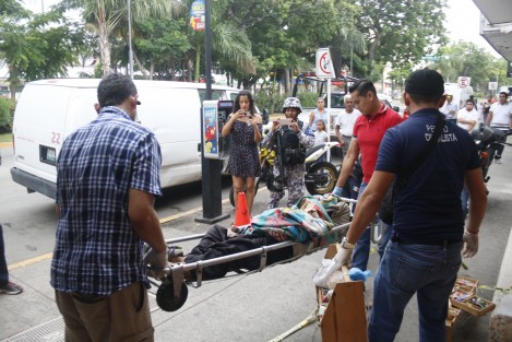 En la ciudad de Veracruz, una persona en situación de calle, murió esta mañana en la avenida Díaz Mirón entre Abasolo y Cañonero Tampico. La policía naval a acordonó la zona y esperaron el arribo de servicios periciales para el levantamiento del cadáver. 
