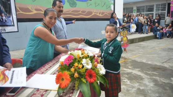 En el caso de la primaria Juan Escutia, hoy dieron por clausurado el ciclo escolar2017 -2018, con la entrega de reconocimientos a alumnos destacados, entre ellos la pequeña Valeria.