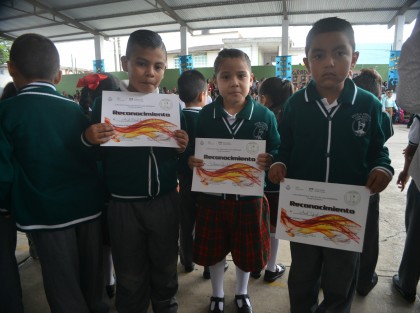 En el caso de la primaria Juan Escutia, hoy dieron por clausurado el ciclo escolar2017 -2018, con la entrega de reconocimientos a alumnos destacados, entre ellos la pequeña Valeria.