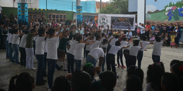Con bailables, cantos y despedidas a los alumnos que pasan a la secundaria transcurrió el programa de clausura.