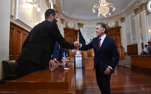 A través de esta conferencia, Yunes Linares invitó a quien será su sucesor, a reunirse en Palacio de Gobierno, y en cuando sean los tiempos la entrega - recepción iniciará.  
